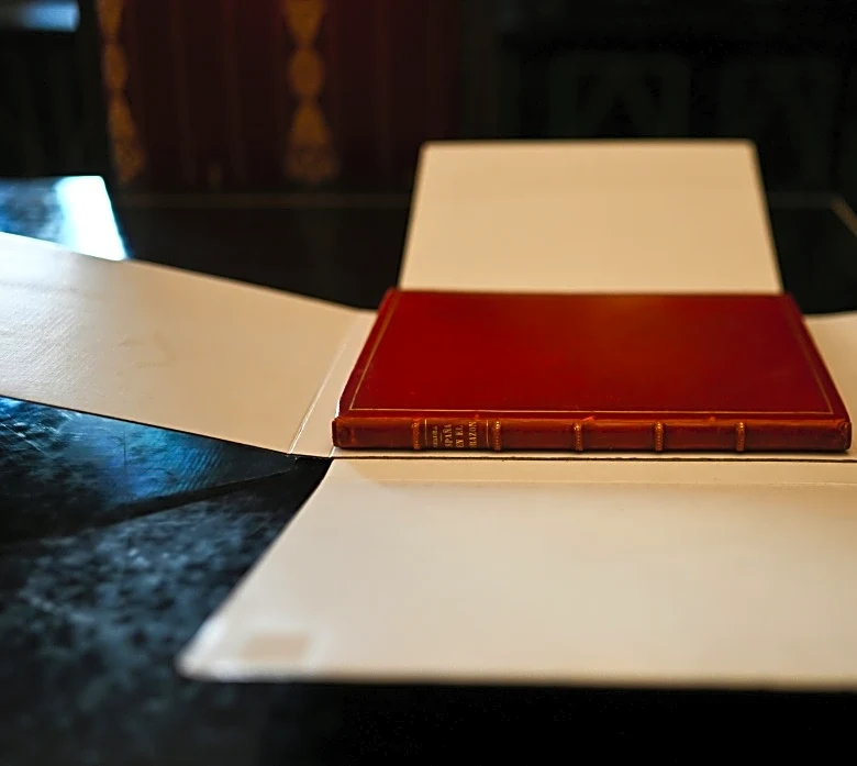 Un raro ejemplar de un libro de Neruda sobre la Guerra Civil española se exhibirá en Chile