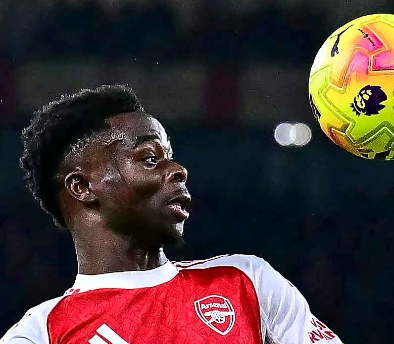 Bukayo Saka regresa a la lista del Arsenal tras un mes lesionado