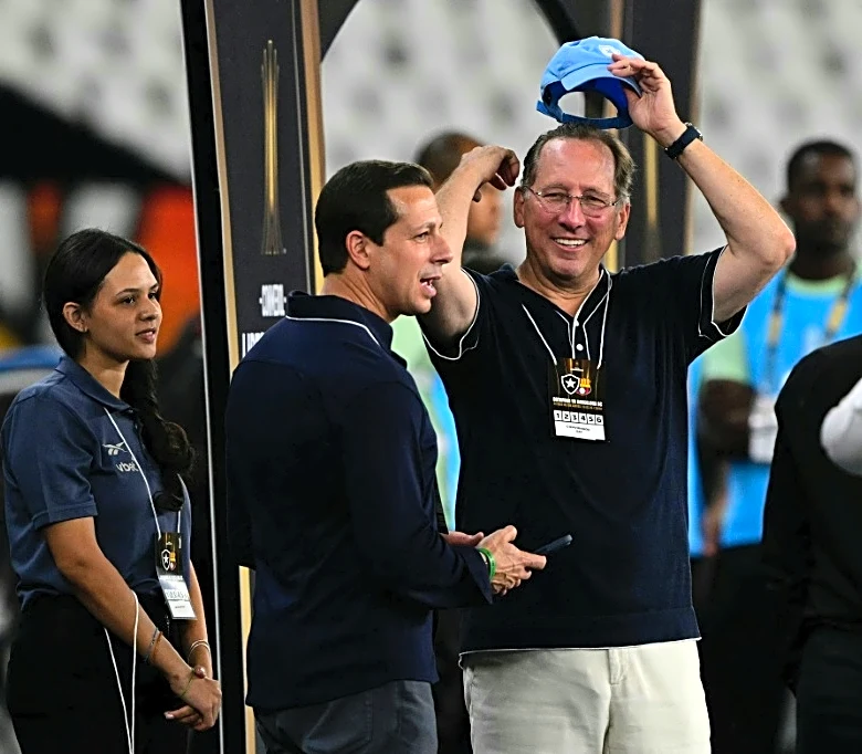 Corte de arbitraje en Brasil aparta al magnate John Textor de la dirección del Botafogo