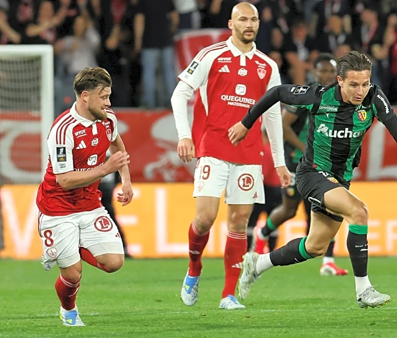 Lens salva un punto en Brest tras ir perdiendo 3-0