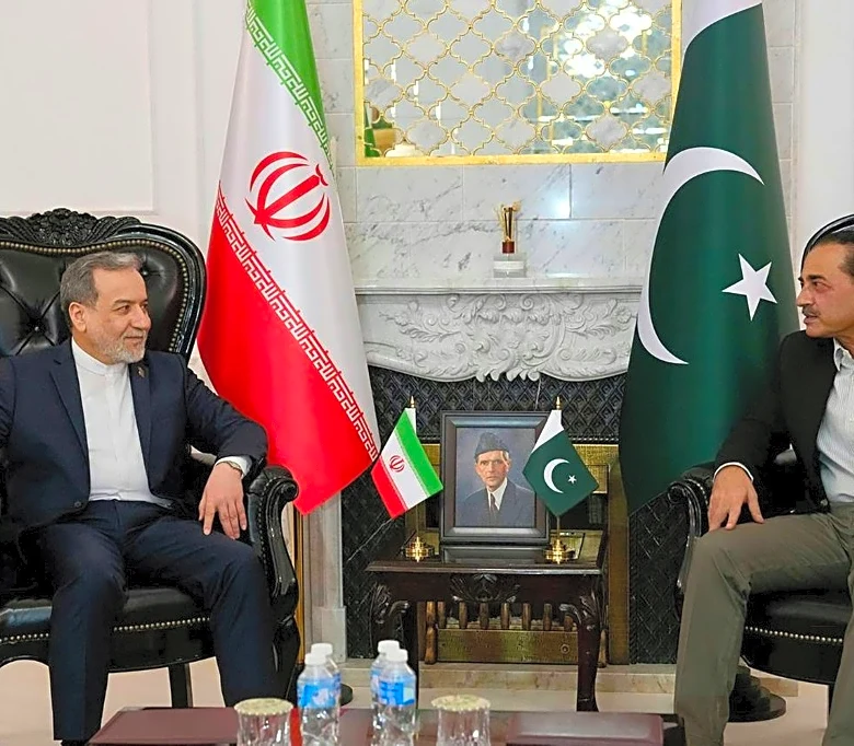 El negociador iraní concluye su visita a Islamabad, donde se espera la llegada de emisarios de EEUU