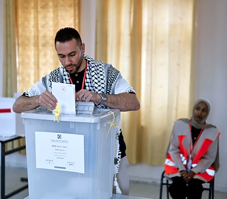 Con bajo nivel de participación, palestinos votaron en las primeras elecciones desde la guerra en Gaza
