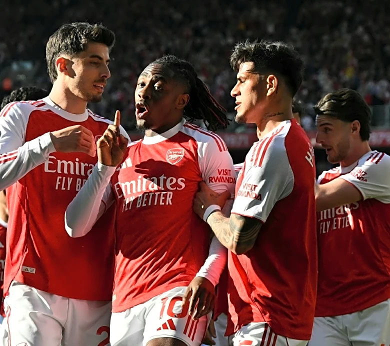 El Arsenal se aferra al córner para recuperar el liderato de la Premier