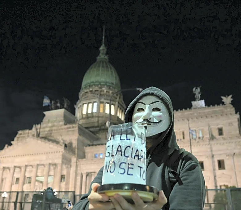 La polémica ley de glaciares de Milei enfrenta su primer obstáculo judicial