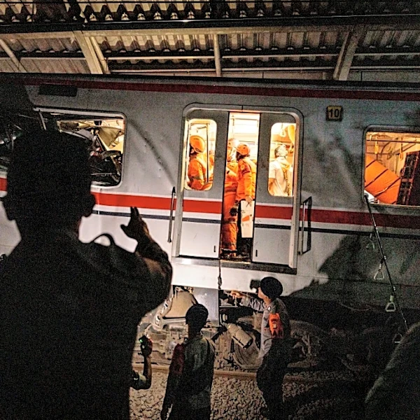 Al menos cuatro muertos al chocar dos trenes cerca de Yakarta