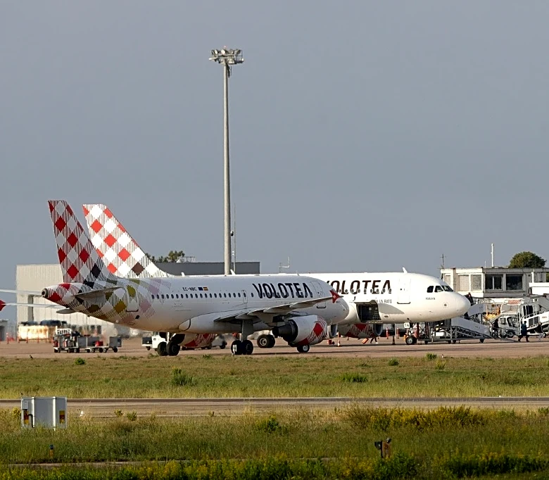 Aerolíneas de bajo costo son las primeras en cancelar vuelos por los precios del combustible