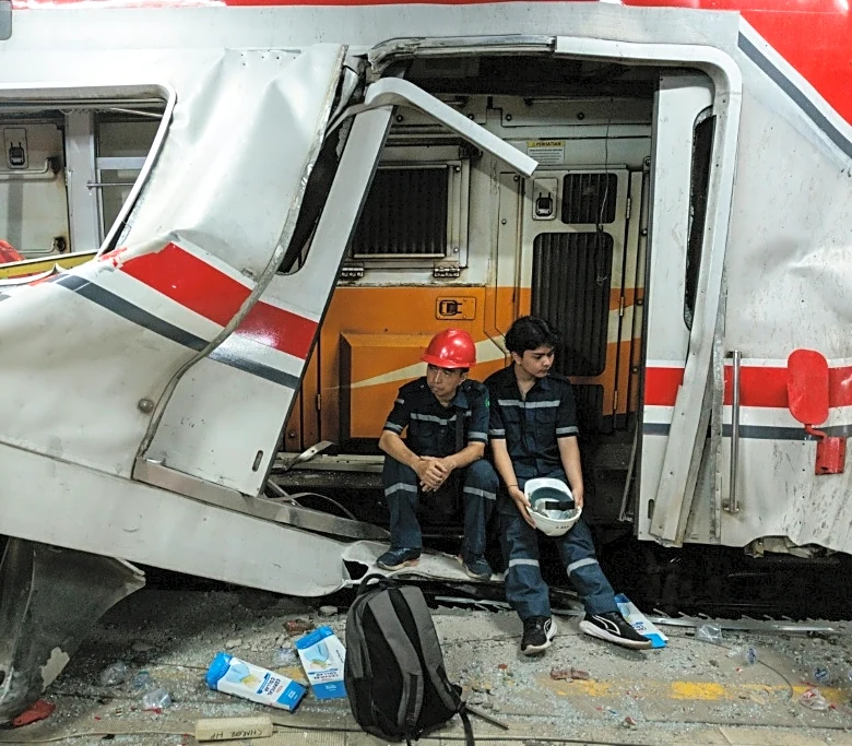 El choque de dos trenes en Indonesia deja 15 muertos y decenas de heridos