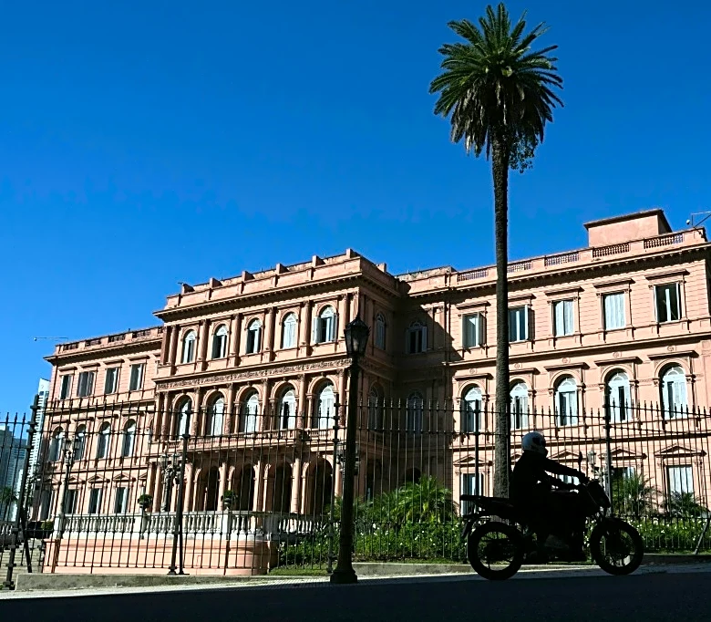 Periodistas siguen sin acceso a la sede del gobierno argentino y la Iglesia pide diálogo