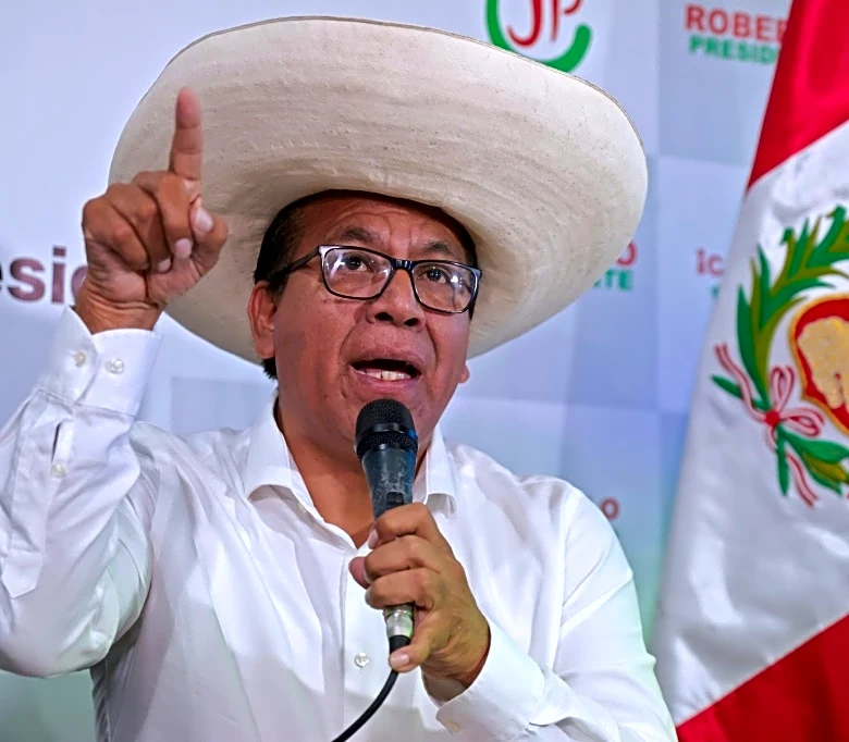 Sánchez aumenta ligeramente su ventaja frente López Aliaga para el balotaje de Perú