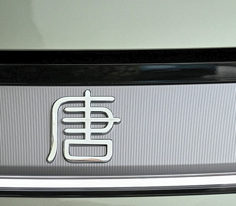 El beneficio neto del fabricante de autos chino BYD cae un 55% en el 1T
