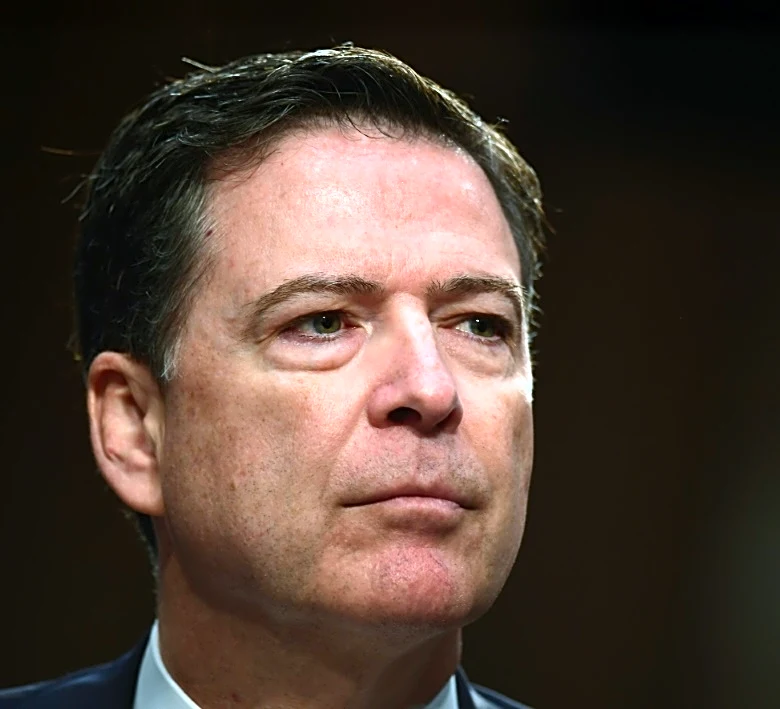 Acusan de nuevo al exdirector del FBI, adversario de Trump, según la prensa de EEUU