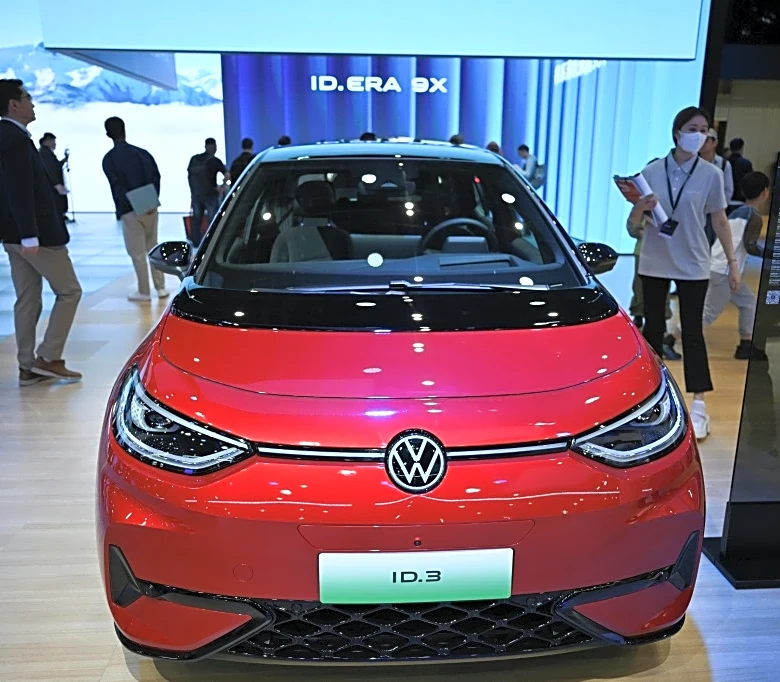 Las ganancias netas de Volkswagen se desploman un 28%, por lo que acelerará sus ahorros