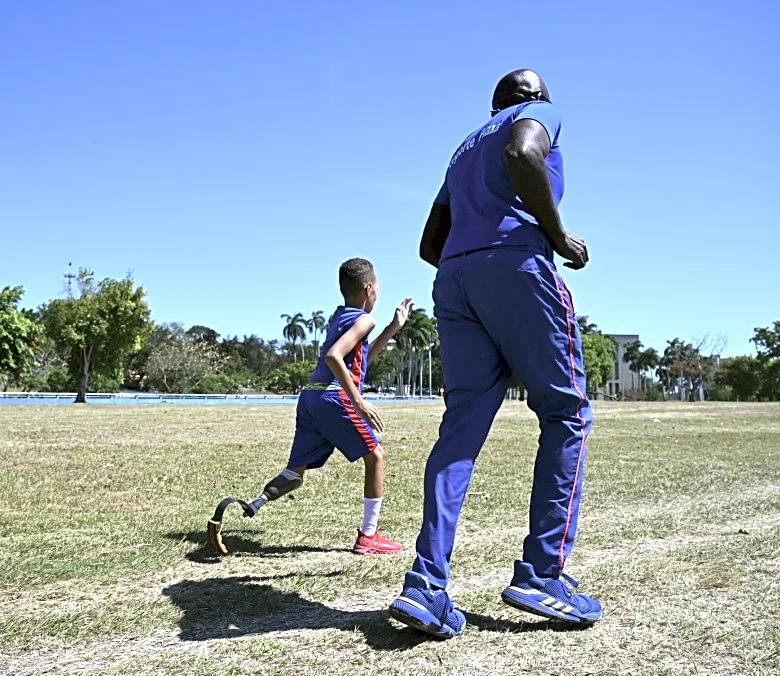 "Ya quiero que me operen": el sueño en pausa de ser atleta de un niño cubano
