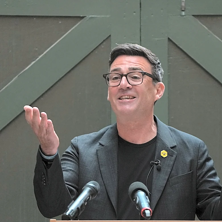 Burnham es declarado líder del Partido Laborista británico; promete restaurar la esperanza