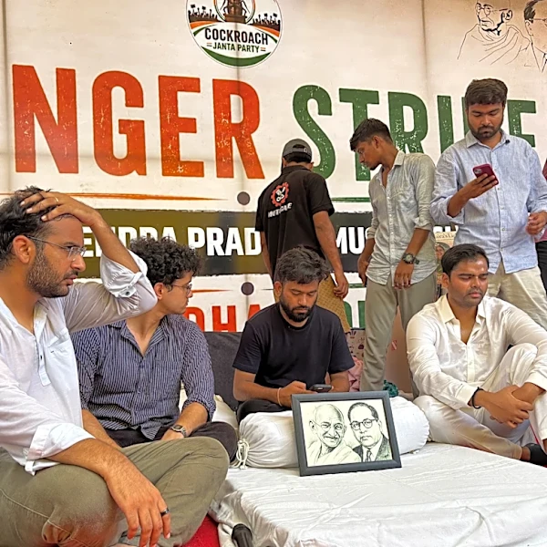 Policía india hospitaliza por la fuerza a activista de Partido de la Cucaracha en huelga de hambre