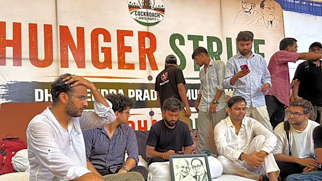 Policía india hospitaliza por la fuerza a activista de Partido de la Cucaracha en huelga de hambre