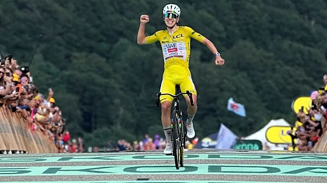 Pogacar ataca en la subida final, gana la 14ta etapa del Tour de Francia y amplía su ventaja general