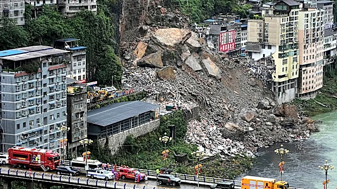 Rescatistas se apuran a buscar sobrevivientes bajo la lluvia tras deslave en China; suman 8 muertos