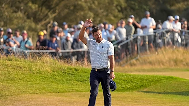 DeChambeau siente el cariño de los aficionados en el Abierto Británico y sigue en la pelea