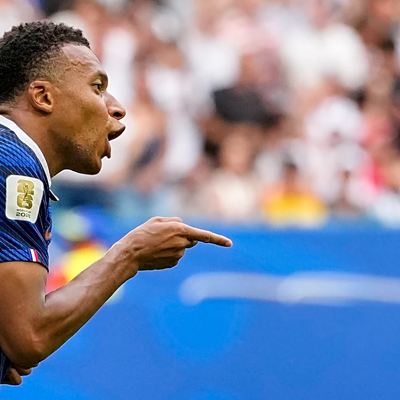 Los premios del Mundial: Messi busca despojar a Mbappé del Botín de Oro