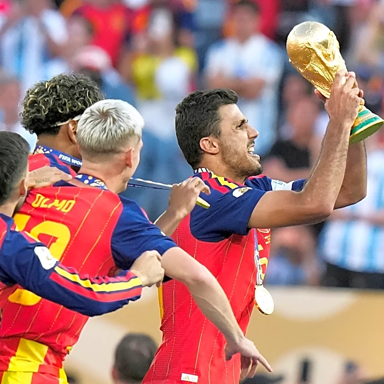 LO ÚLTIMO: Rodri levanta la copa, oficializa el título de España y el Mundial termina