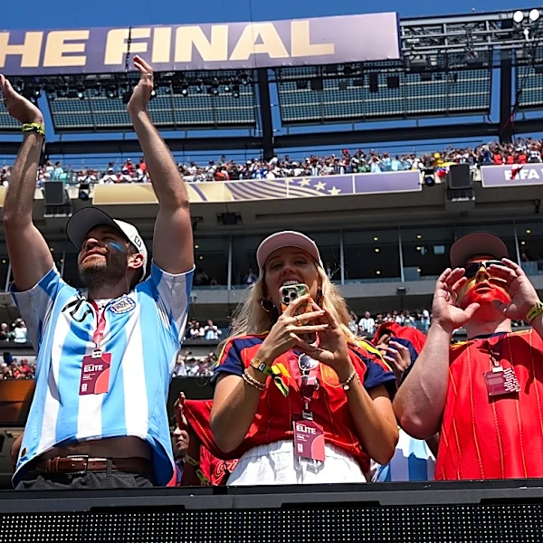 Cantan, zapatean, bailan y gastan mucho: aficionados de Argentina y España en final del Mundial