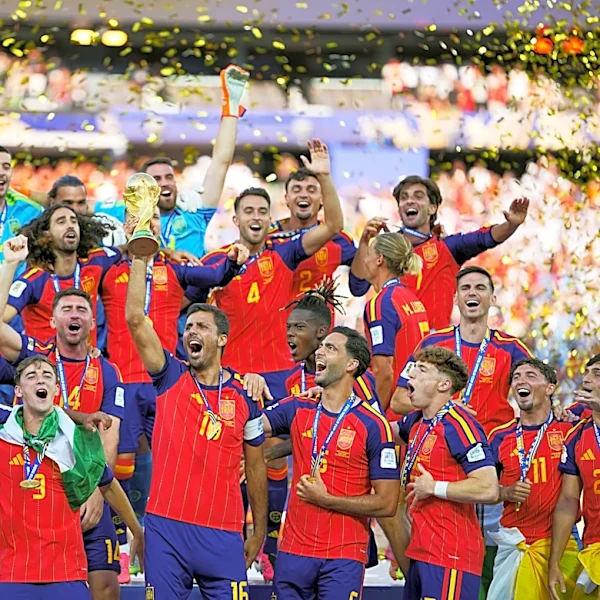 España vuelve a reinar en el Mundial tras someter 1-0 a Messi y Argentina