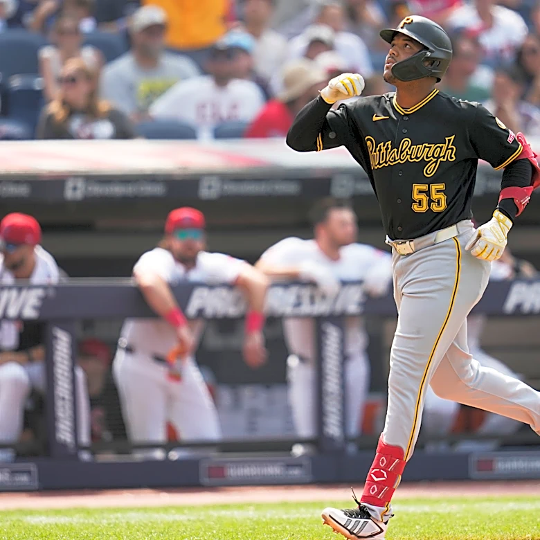 El jardinero dominicano Esmerlyn Valdez mantiene su gran inicio en las mayores con los Piratas