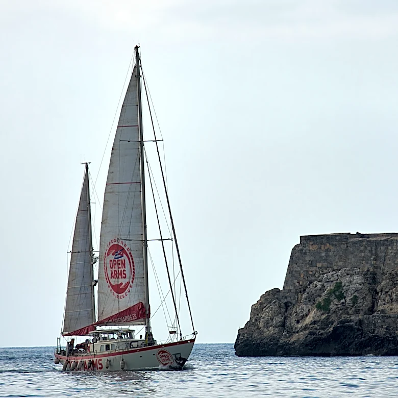 Velero con ayuda humanitaria europea llega a La Habana
