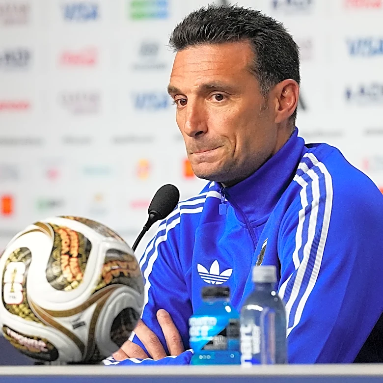 Entre lágrimas, Scaloni pone en duda su continuidad al frente de Argentina tras perder la final