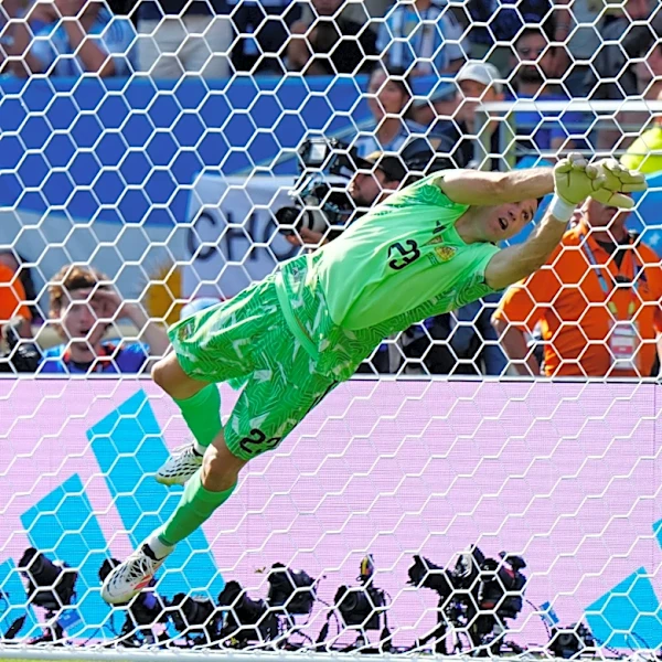 "Dibu" Martínez coquetea de nuevo con papel de héroe, pero Argentina cae esta vez en el Mundial
