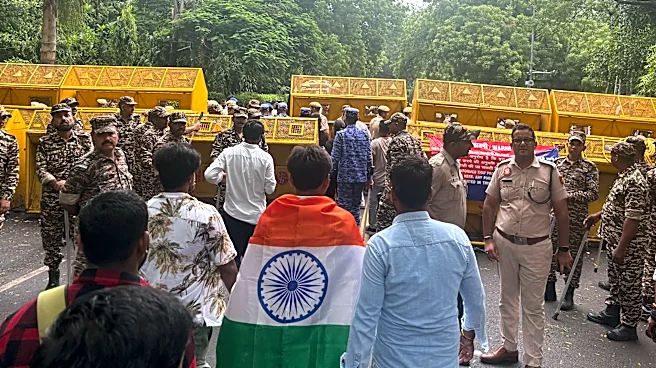 La policía lanza gas lacrimógeno a seguidores del movimiento Cucaracha en India rumbo al Parlamento