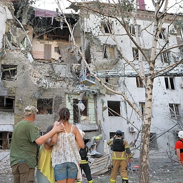 Ucrania responde a ofensiva rusa lanzando 400 drones hacia Moscú; Zelenskyy enfrenta protestas