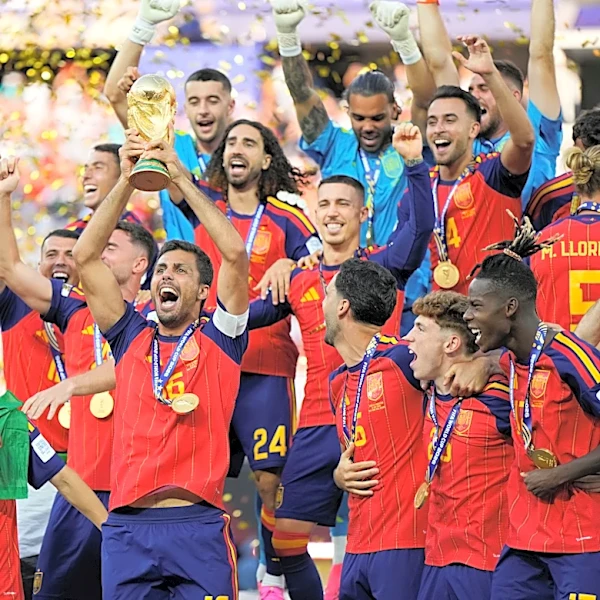 Aferrada a su identidad táctica y talento colectivo, España reina en el fútbol mundial