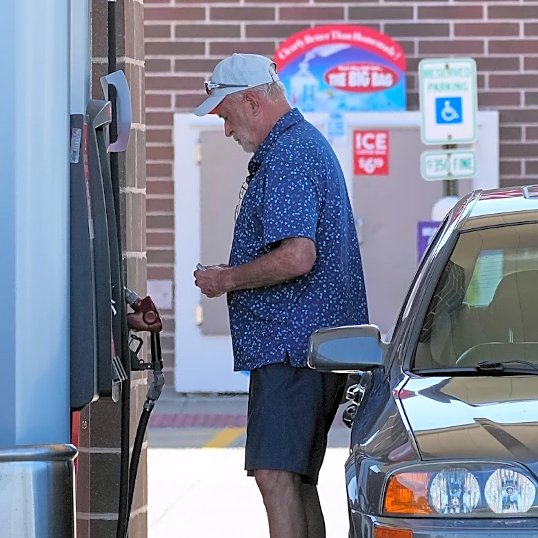 Gasolina en EEUU vuelve a promediar 4 dólares por galón tras ataques de EEUU e Irán