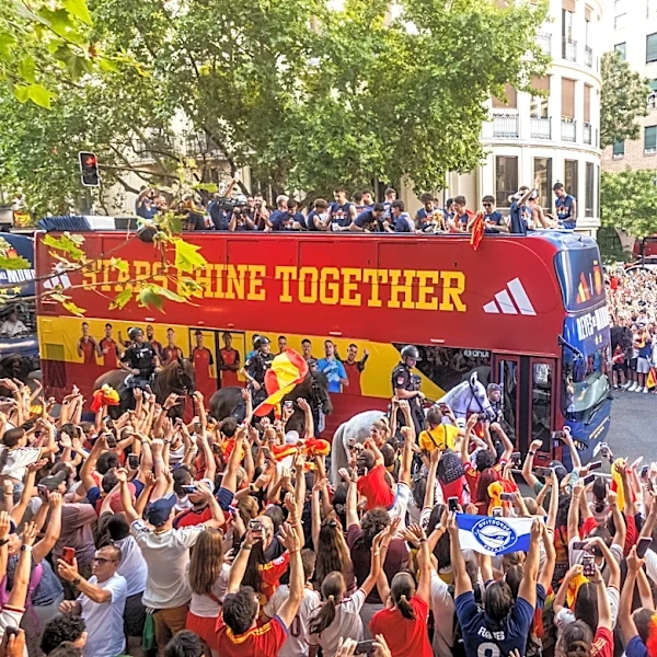 Millones de personas reciben a la selección de España campeona del Mundo de vuelta en casa