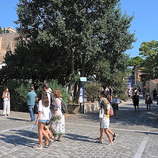 Un hombre apuñala y hiere a dos turistas cerca de la Acrópolis en Atenas, Grecia