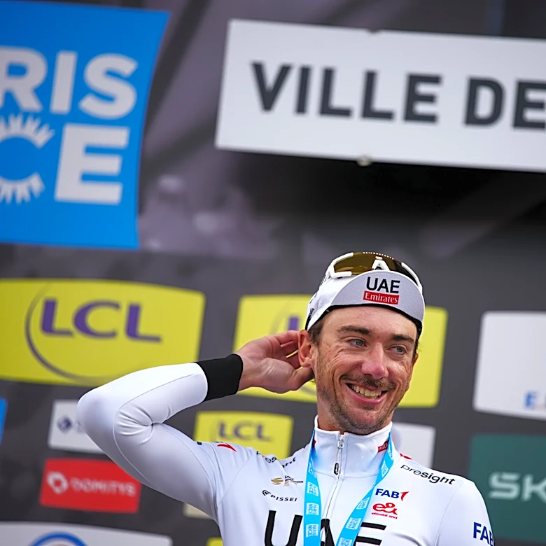 Conductor furioso confronta a Brandon McNulty antes de la contrarreloj del Tour de Francia