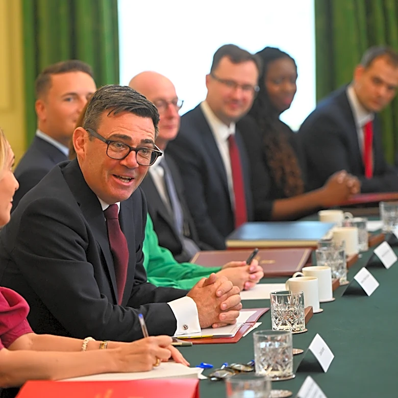 Nuevo premier británico reúne a su gabinete tras descartar a partidarios de Starmer