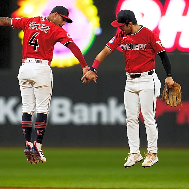 Hedges y Halpin impulsan carreras con elevados de sacrificio; Guardianes vencen 5-2 a Mellizos