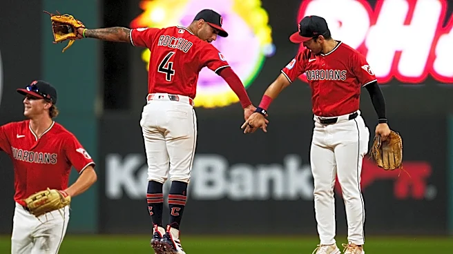 Hedges y Halpin impulsan carreras con elevados de sacrificio; Guardianes vencen 5-2 a Mellizos