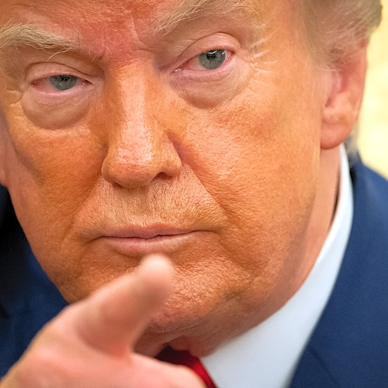 Trump aprueba acuerdo nuclear que permitiría a Arabia Saudí enriquecer uranio, dicen fuentes AP