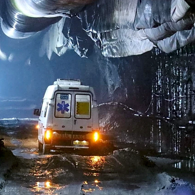 Gas tóxico frena el rescate de 13 trabajadores atrapados en túnel hidroeléctrico en India