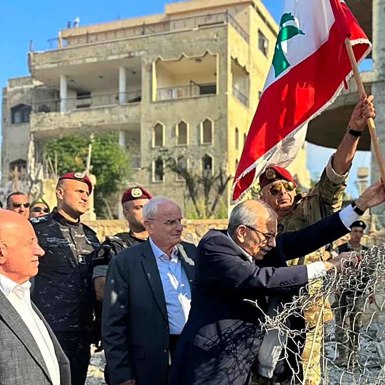 El primer ministro de Líbano recorre una aldea devastada del sur y pide la retirada militar israelí