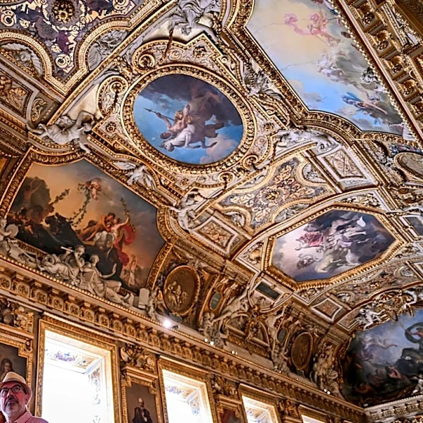 El Louvre reabre la Galería de Apolo tras un audaz robo, pero no hay joyas en exhibición