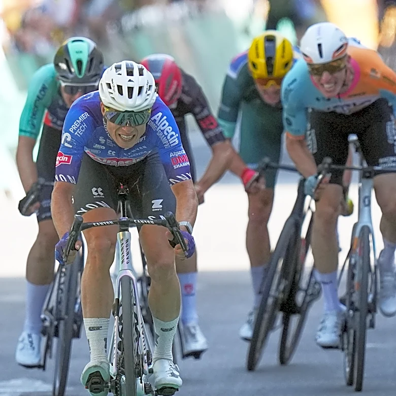 Philipsen gana la etapa 17 del Tour de Francia. Pogačar protege el liderato
