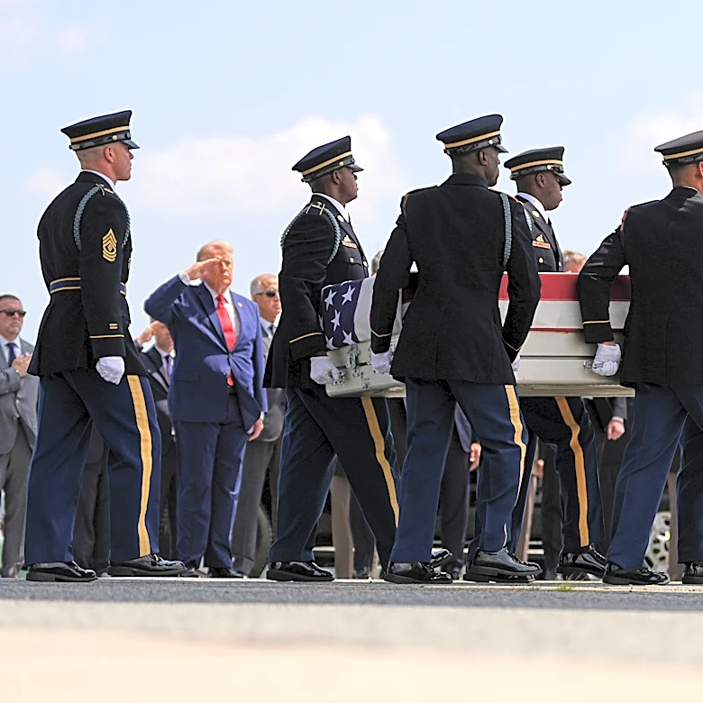 Trump recibe restos de cuatro soldados caídos en la guerra