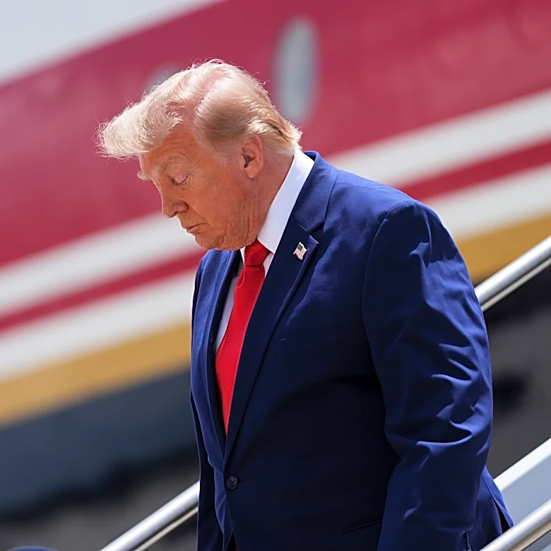 El presidente de EEUU promociona las Cuentas Trump, pero algunas familias aún esperan los fondos