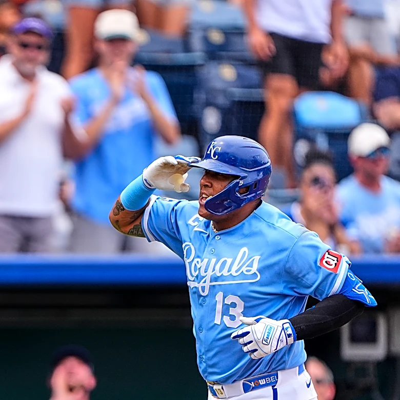 Salvador Pérez iguala récord de jonrones de la franquicia con su 317. Reales vencen 5-4 a Gigantes