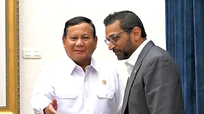 Director del FBI devuelve objetos culturales saqueados al presidente de Indonesia